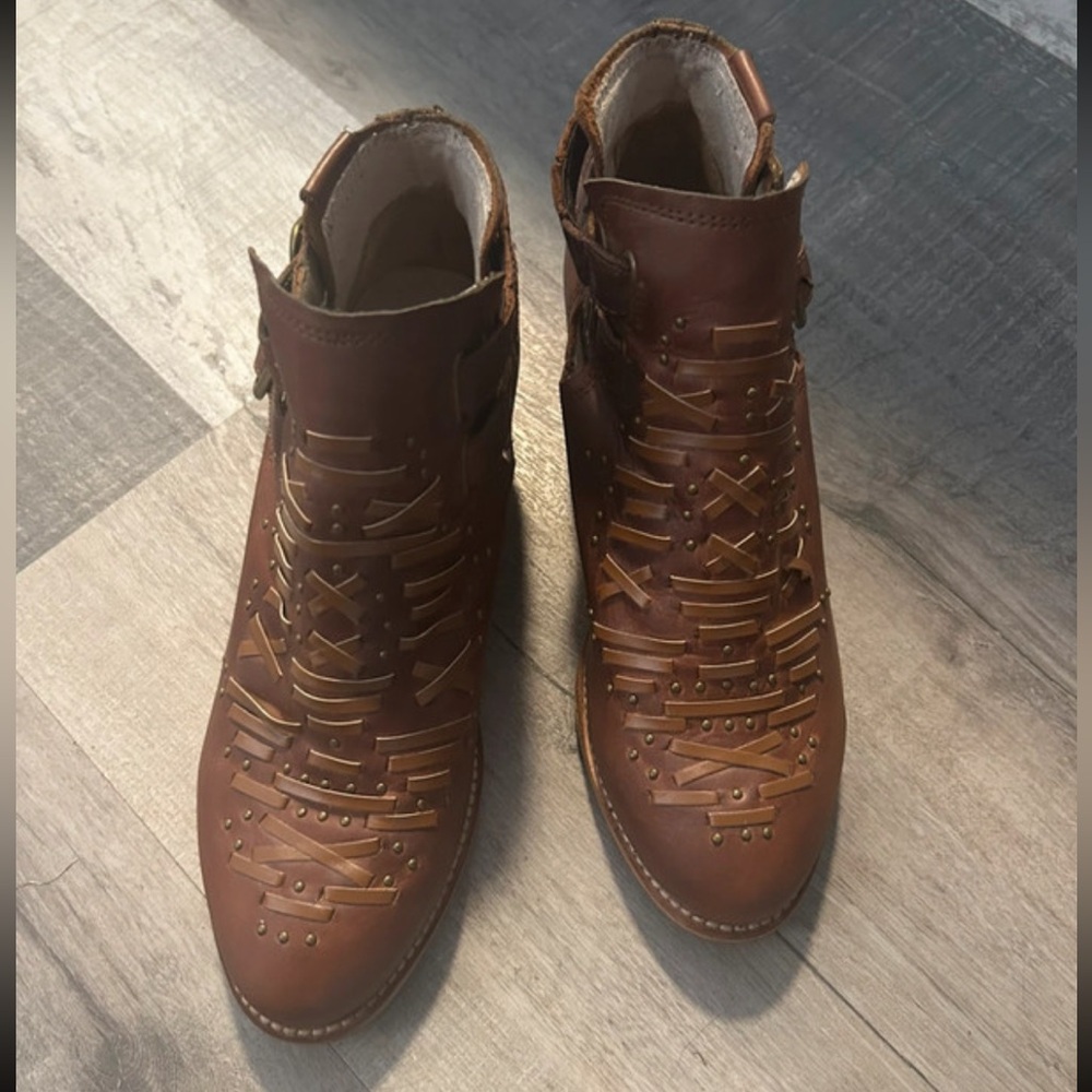 CAT Brown Leather "Cheyenne"
Woven Cutout Ankle Boots Booties Size 6.5